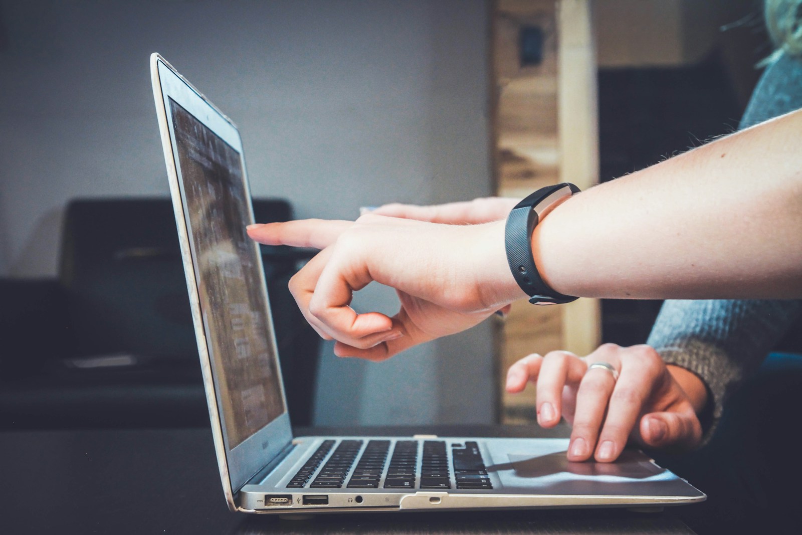 تلاميذ يتعلّمون أساسيات الاستعمال الرقمي