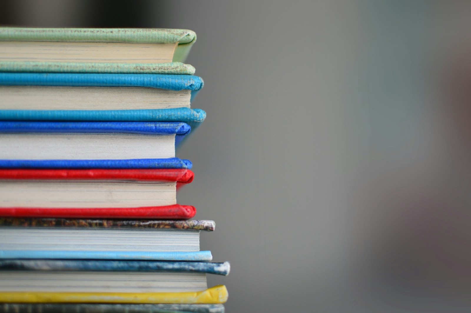 تلاميذ في قاعة درس مضيئة